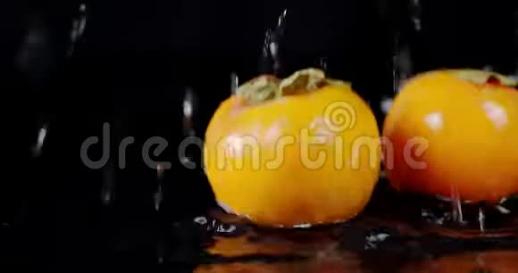整个柿子溅落到水里视频的预览图