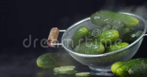 新鲜黄瓜在一个凉的蒸汽视频的预览图