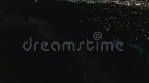 星光壮观的航班结束好莱坞标志信在夜晚与洛杉矶城市景观灯视频的预览图