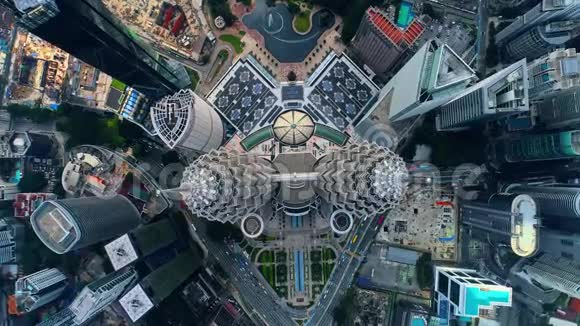 从无人驾驶飞机俯瞰吉隆坡市中心的KLCC或Petronas双塔城市景观吉隆坡马来西亚视频的预览图