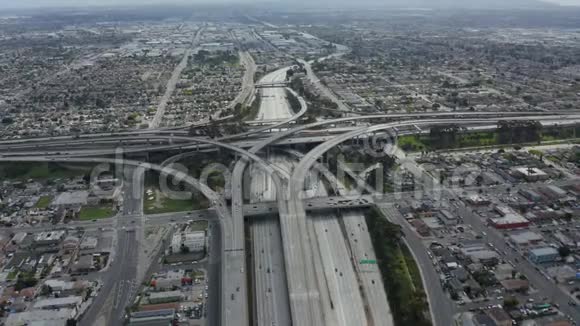 埃雷利亚壮观的法官普雷格森高速公路显示了多个道路桥梁Viaducts与小汽车交通在洛杉矶视频的预览图
