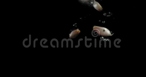 蒜瓣随着气泡落入水中视频的预览图