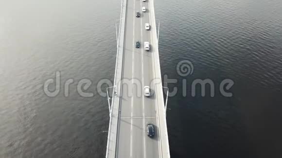 汽车和人行桥从山顶穿过河视频的预览图