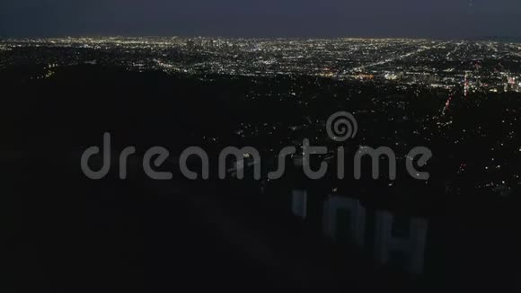 辉煌好莱坞之夜与洛杉矶城市之夜的壮观景象视频的预览图