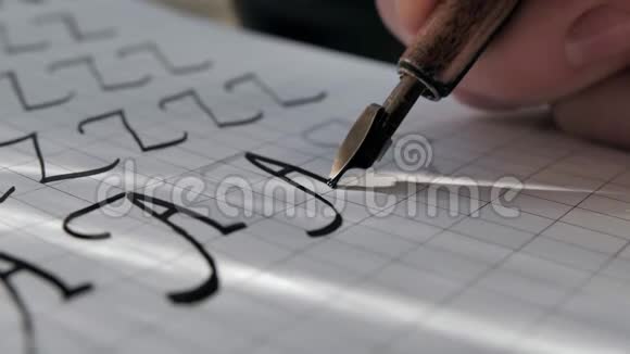 阳光下的书法用笔尖钢笔白纸上的黑色墨水书写大写字母A电影特写视频的预览图