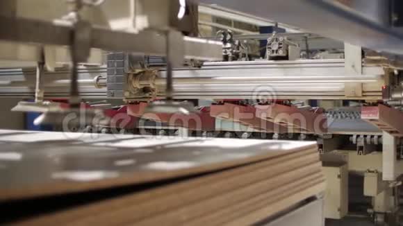家具厂在特别装备的传送带上移动的木制部件视频的预览图
