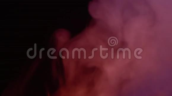 彩色的烟雾在黑色的背景上慢慢地流动视频的预览图