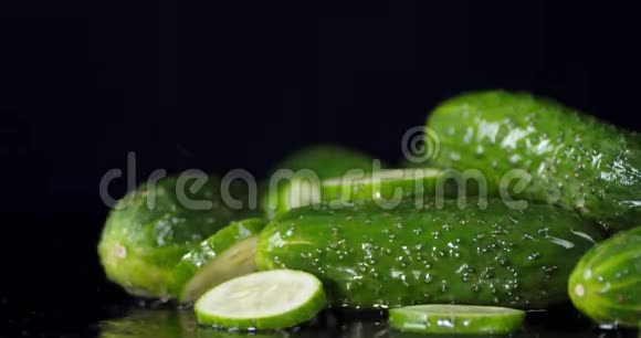 新鲜黄瓜掉落水珠视频的预览图