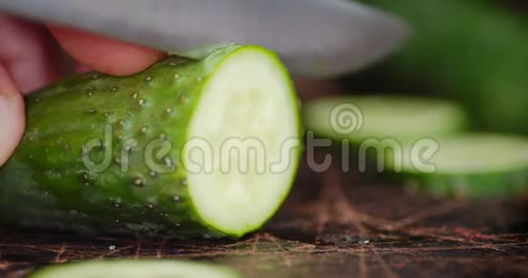 黄瓜在切割板上用刀切割视频的预览图