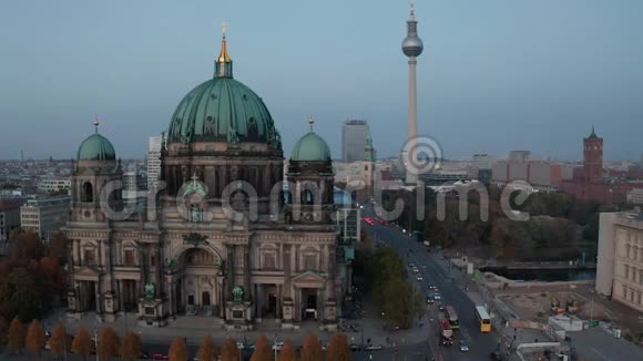 柏林德国大教堂背景为亚历山大广场鸟儿飞过视频的预览图