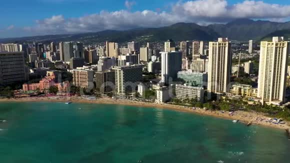 维基基和檀香山天际线的空中全景视频的预览图
