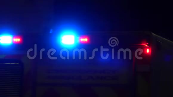 英国紧急救护车辆夜间蓝灯闪烁视频的预览图