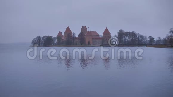 雾天参观特拉凯的一座古堡立陶宛视频的预览图