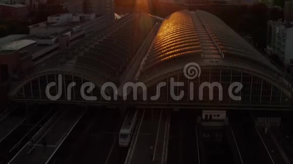 机场在美丽的日落阳光和视野下飞越德国柏林的奥斯特班霍夫中央火车站视频的预览图