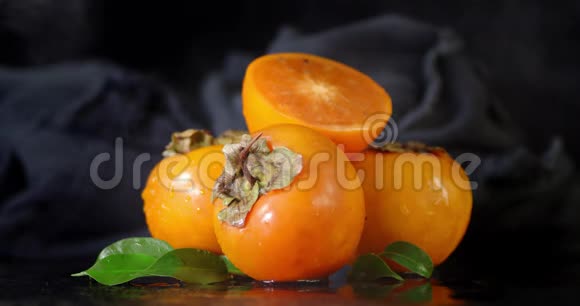 熟透的柿子带着叶子冷却蒸汽视频的预览图