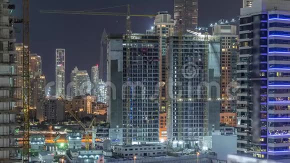 在迪拜用起重机夜间延时建造的空中景观视频的预览图
