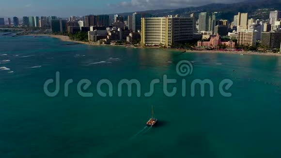 帆船和海岸线的空中近海景观视频的预览图