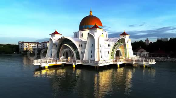 鸟瞰美拉卡海峡清真寺是一座清真寺位于马来西亚马六甲市人造马六甲岛上视频的预览图