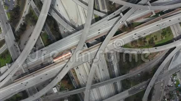 阿雷亚尔普雷格森法官高速公路上的壮观的正面镜头展示了多条公路桥梁高架桥和高架桥视频的预览图