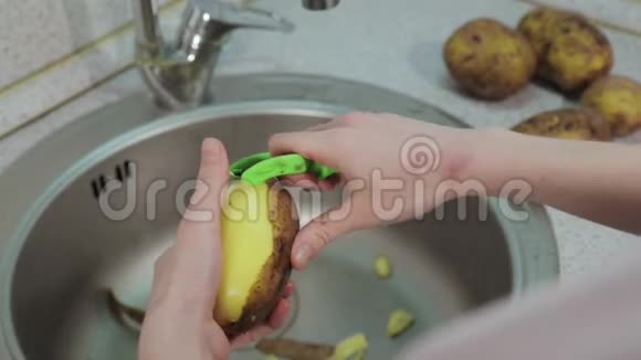 手在水槽里清理土豆皮视频的预览图