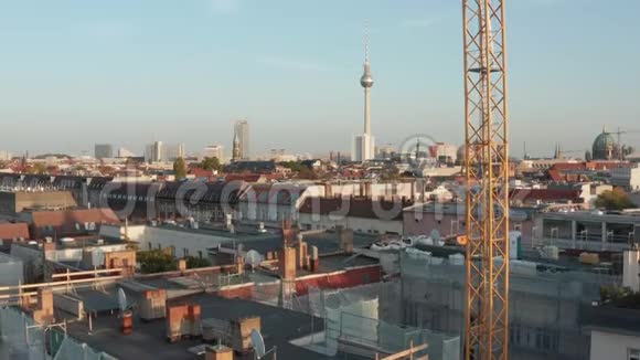德国柏林秋季天气在建筑工地和与汽车交通交叉处乘坐吊车飞行视频的预览图