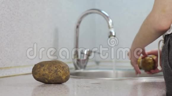 手拿大土豆在水槽里洗视频的预览图