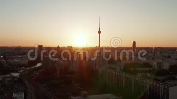 美国航空公司在美丽的日落阳光和亚历山大广场电视塔上观看德国柏林上空的航班视频的预览图
