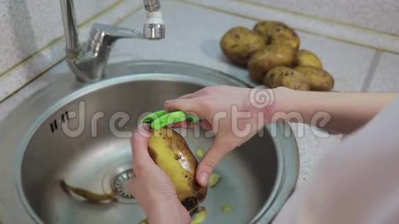 把烂土豆洗干净视频的预览图