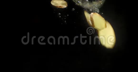 姜片落入水中有气泡视频的预览图
