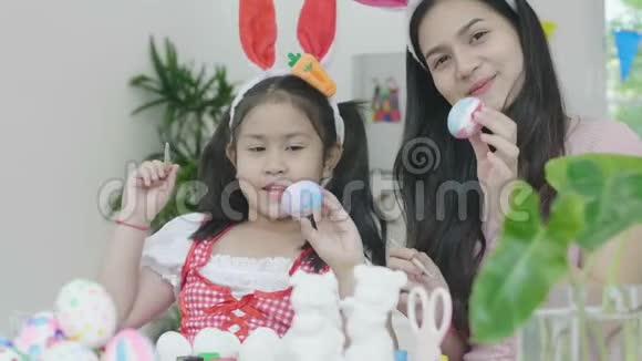 姐姐和姐姐有有趣的彩色石膏装饰庆祝感恩节视频的预览图