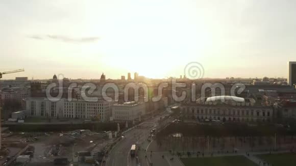 艾琳在柏林市中心的欧洲街道上倾斜日落的阳光很美视频的预览图