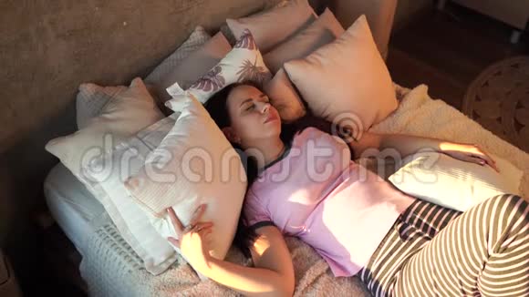 清晨睡在格子布下枕头上的年轻女子愤怒的女性憎恨并用视频的预览图