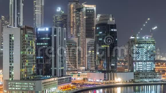 迪拜的摩天大楼靠近运河空中时光视频的预览图