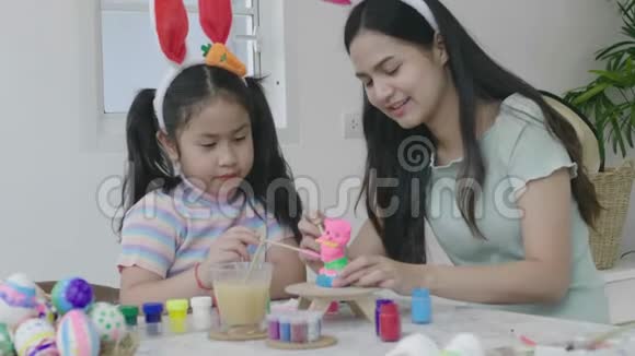 姐姐和姐姐有有趣的彩色石膏装饰庆祝感恩节视频的预览图