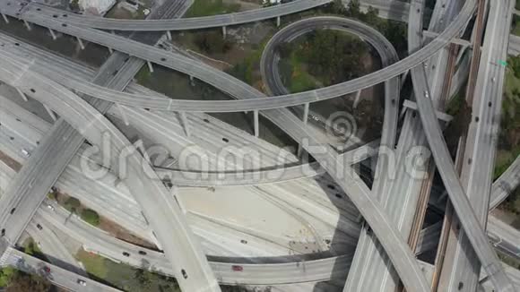 听觉在普雷格森法官巨大的公路连接上慢慢地绕圈显示多条道路桥梁高架桥与视频的预览图