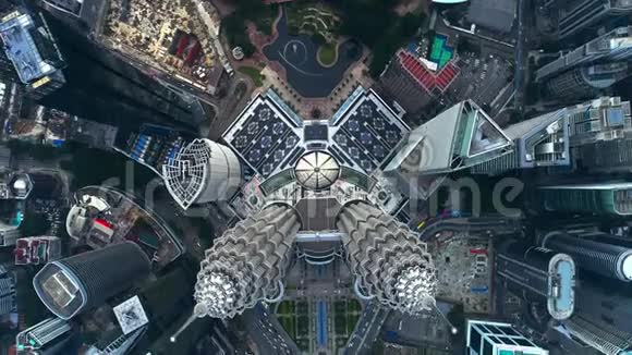 从无人机俯瞰KLCC或马来西亚吉隆坡中部的Petronas双塔城市景观视频的预览图