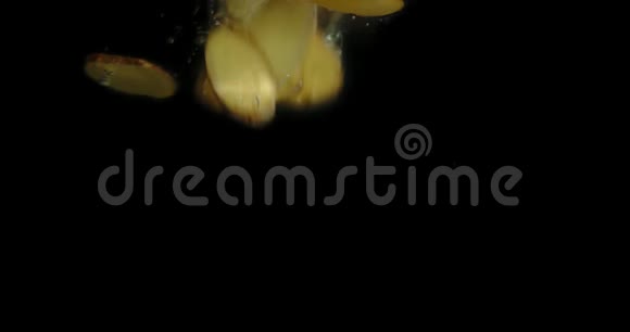 圆片的新鲜姜落在水里有气泡视频的预览图