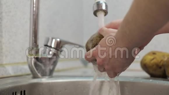 双手在水槽里洗土豆视频的预览图