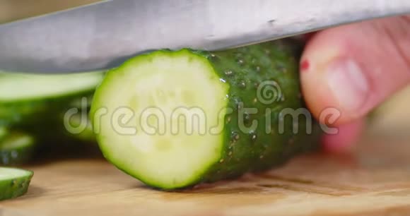 雄性手切鲜黄瓜视频的预览图