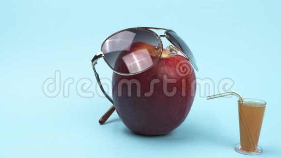 苹果戴着太阳镜和带吸管的鸡尾酒视频的预览图