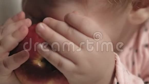 小女孩吃苹果视频的预览图
