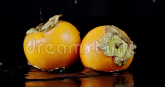 新鲜的柿子溅落到水里视频的预览图