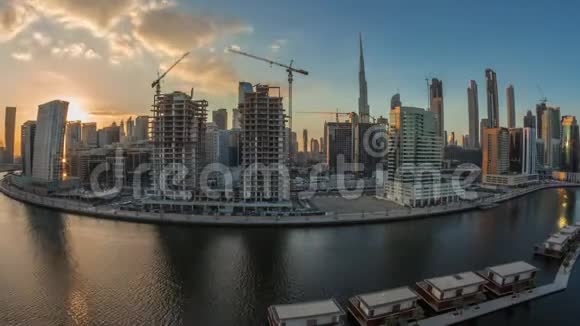 日落时分的迪拜市中心靠近河流空中时间视频的预览图