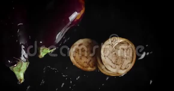 一片片成熟的茄子掉进了水里视频的预览图
