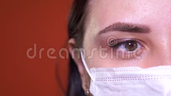 戴着医用口罩的女人女人的特写哭的眼睛冠状病毒流行或疾病的概念视频的预览图