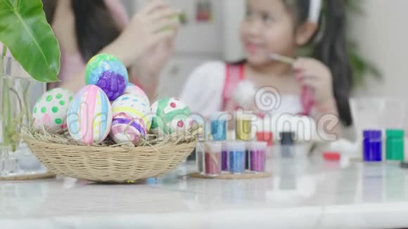 姐姐和姐姐玩有趣的彩色石膏装饰庆祝感恩节的场合视频的预览图