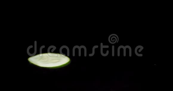 新鲜黄瓜的圆片溅到水里视频的预览图