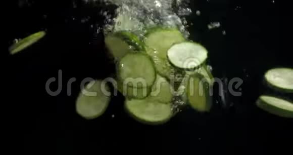 新鲜黄瓜片落入水中有气泡视频的预览图