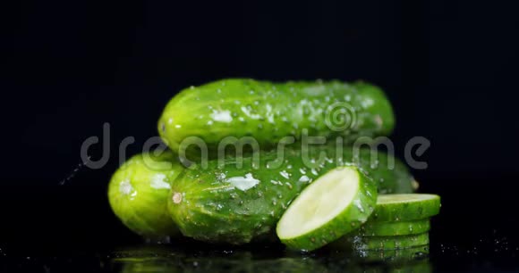 新鲜黄瓜在水滴下视频的预览图