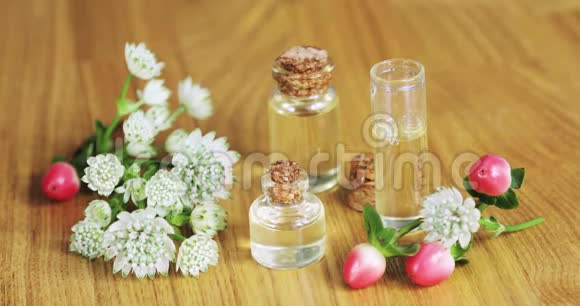 生产香气液体香水从玻璃瓶中提取精油吸管视频的预览图